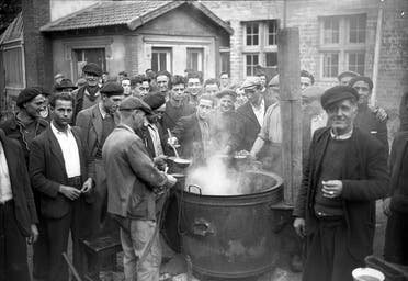 مجموعة من عمال المناجم الفرنسيين أثناء تناولهم للحساء الجماعي عام 1948