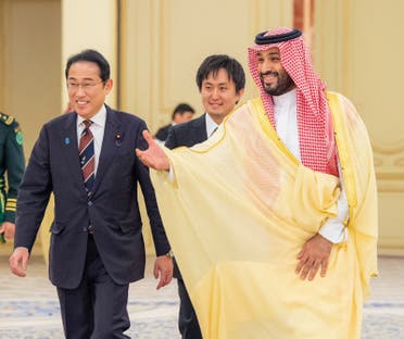 Saudi Crown Prince Mohammed bin Salman welcomes Japanese Prime Minister Fumio Kishida in an official ceremony in Jeddah. (SPA)