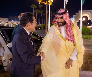 Saudi Crown Prince Mohammed bin Salman welcomes Japanese Prime Minister Fumio Kishida in an official ceremony in Jeddah. (SPA)