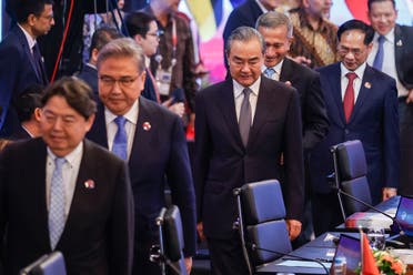 وانغ يي مع وزيري خارجية اليابان وكروريا الجنوبية خلال قمة آسيان