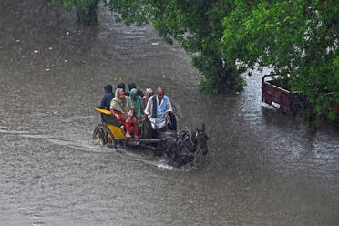 شوارع لاهور غارقة بالمياه بسبب الأمطار