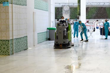 استمرار اأعمال النظافة داخل المسجد الحرام