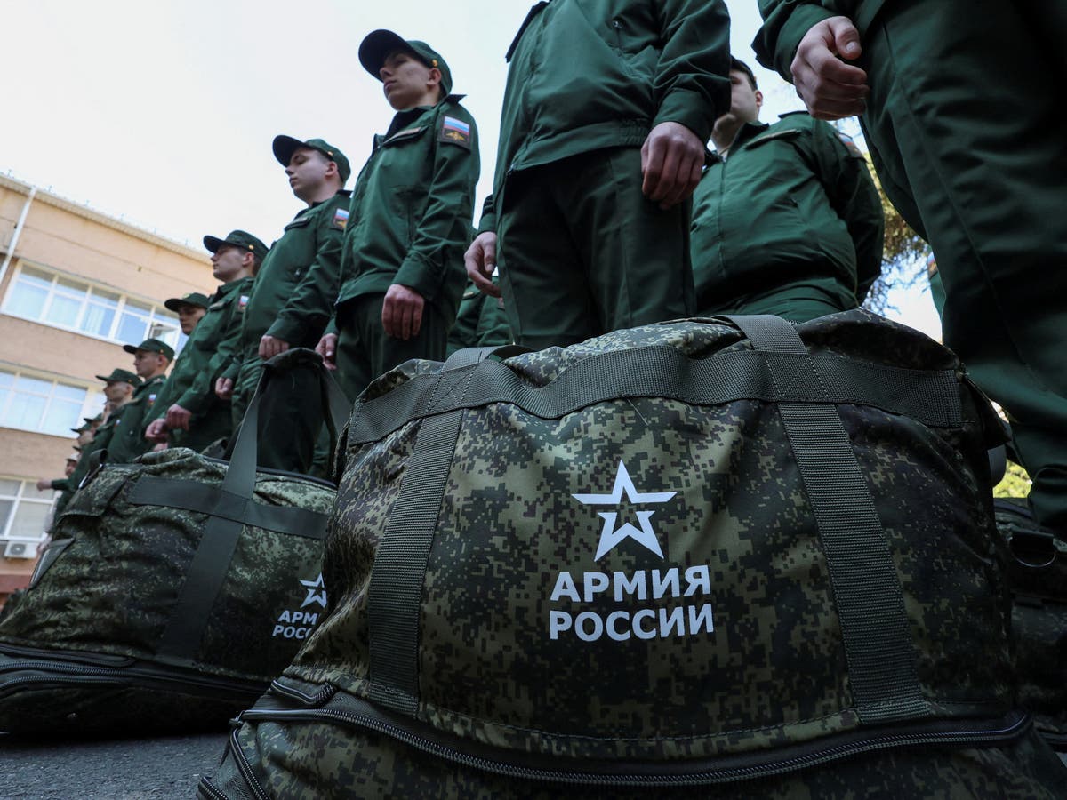 Russia signs 280 000 for contract military service this year