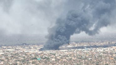 سحب الدخان الأسود تتصاعد فوق مدينة بحري أو شمال الخرطوم (أرشيفية من رويترز)