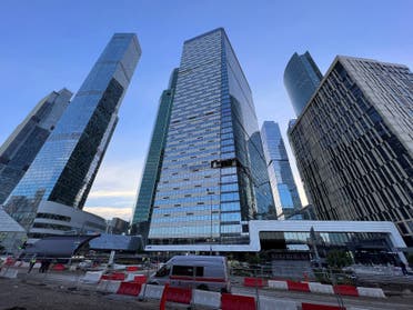 الواجهة المتضررة لمبنى إداري في مدينة موسكو عقب هجوم بمسيرة الأحد (رويترز)