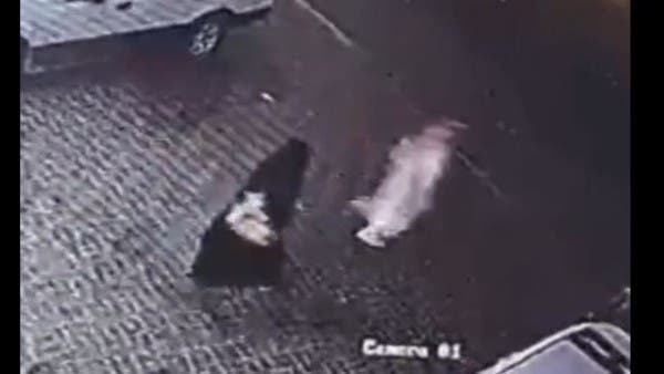 كادت تدهسه سيارة.. شاب سعودي ينقذ طفلاً في الجوف