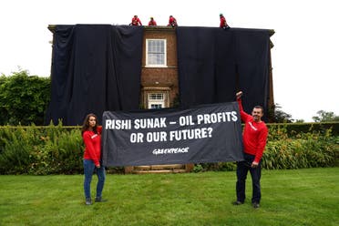 متظاهرون يلفون منزل رئيس الوزراء البريطاني بالسواد احتجاجا على التوسع النفطي - رويترز