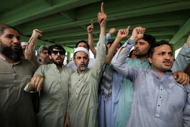 أنصار خان يحتجون أمس في بيشاور