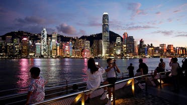 La gente disfruta de la vista del atardecer con un horizonte de edificios durante una reunión sobre legislación de seguridad nacional, en Hong Kong, China, el 29 de junio de 2020. (Foto de archivo: Reuters)