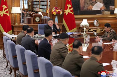 الزعيم الكوري الشمالي كيم جونغ أون خلال الاجتماع - رويترز