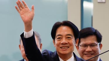 وليام لاي نائب رئيسة تايوان في مطار تاويوان الدولي قبل تحركه إلى الولايات المتحدة يوم السبت- رويترز.