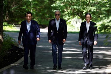 الرئيس الأميركي ورئيس اليابان ورئيس كوريا الجنوبية في كامب ديفيد - رويترز