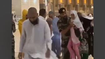 أثار إعجاب السعوديين.. شاهد رجل أمن يحمي طفلة من العواصف بمكة 