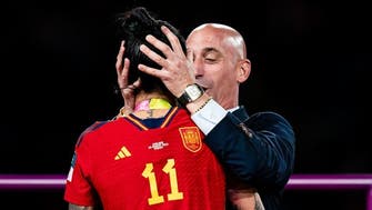 فٹبال چیمپئن جینیفر ہرموسو کو ناپسندیدہ بوسہ دینے والے ہسپانوی فیڈریشن کے صدر مستعفی