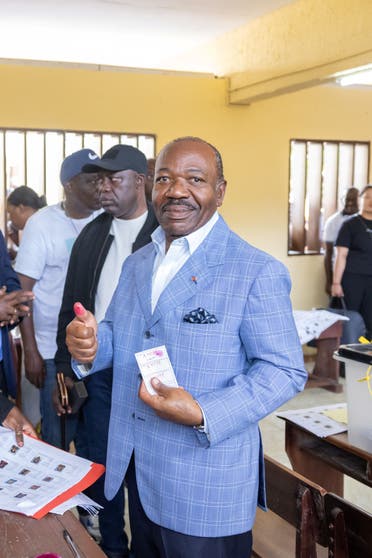 الرئيس علي بونغو أثناء الإدلاء بصوته في الانتخابات - رويترز