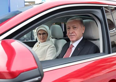 الصورة الأصلية (الرئيس التركي وزوجته)