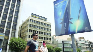تہران میں سڑک پر ایک بورڈ جس  میں   لکھا گیا کہ میزائل 400 منٹ میں اسرائیل تک پہنچ جائے گا