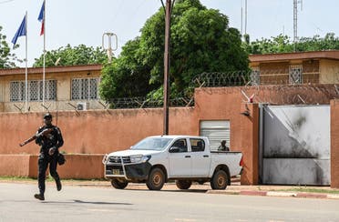 محيط السفارة الفرنسية في عاصمة النيجر نيامي (فرانس برس)