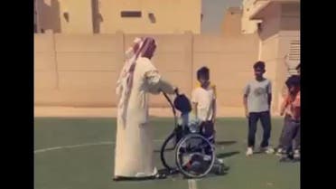 المعلم مع الطالب من ذوي الإعاقة