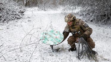جندي أوكراني يتعامل مع طبق ستارلنك (سي إن إن)
