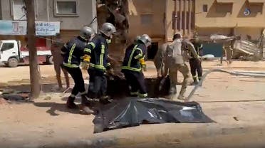 عمليات انتشال الضحايا في سيول ليبيا (رويترز)
