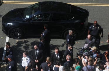 لحظة وصول إيلون ماسك إلى الاجتماع بسيارة سوداء من نوع تسلا - رويترز