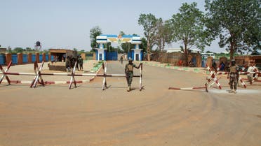 مدخل القاعدة الفرنسية في النيجر (رويترز)