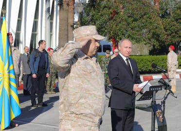  الجنرال الروسي سيرجي سوروفيكين يلقي التحي إلى جانب بوتين(فرانس برس)