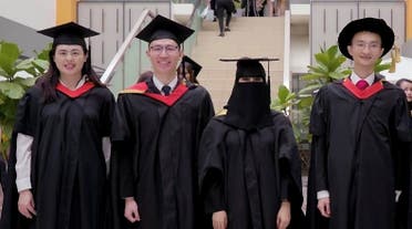في حفل التخرج من الجامعة