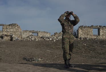 جندي من أرمينيا قرب إقليم كاراباخ - رويترز