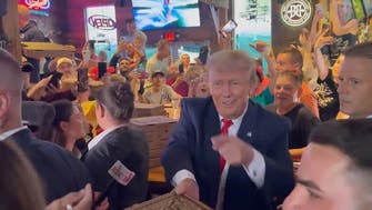 ترامپ حین توزیع پیتزا بین هواداران خود برای مهاجران از مرز مکزیک خط و نشان کشید