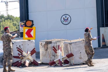 محققو الجيش اللبناني أمام السفارة الأميركية