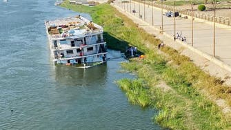 مصر میں دریا میں تیرتا ہوٹل پُل سے ٹکرا کر جزوی ڈوب گیا