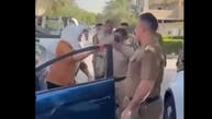 شاهد.. معركة حامية الوطيس بين شرطية عراقية وزميلها