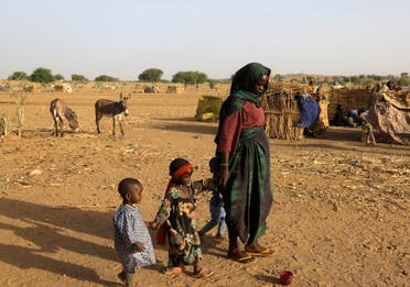 عائلة سودانية على الحدود السودانية التشادية - رويترز