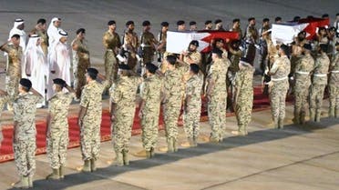 بحرین فوج کے سربراہ فیلڈ مارشل شیخ خلیفہ بن احمد الخلیفہ نے حوثی حملے میں کام آنے والے فوجیوں کے جسد خاکی وصول کیے: فوٹو بی این اے