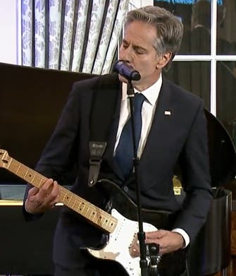 شاهد.. وزير الخارجية الأميركي يعزف على الغيتار ويغني