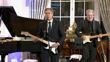Antony Blinken plays the guitar. (Screegrab)