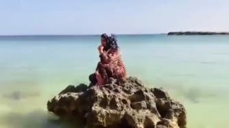 فيديو يختصر وجع درنة.. عجوز تنتظر خروج جثث أحبائها من البحر