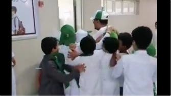 ریٹائر سعودی استاد کی اسکول آمد پر طلباء کی طرف سےوالہانہ استقبال کا منظر