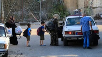 لبنان کے پناہ گزین کیمپ میں سکول کے احاطے میں فلسطینی سکیورٹی فورس تعینات