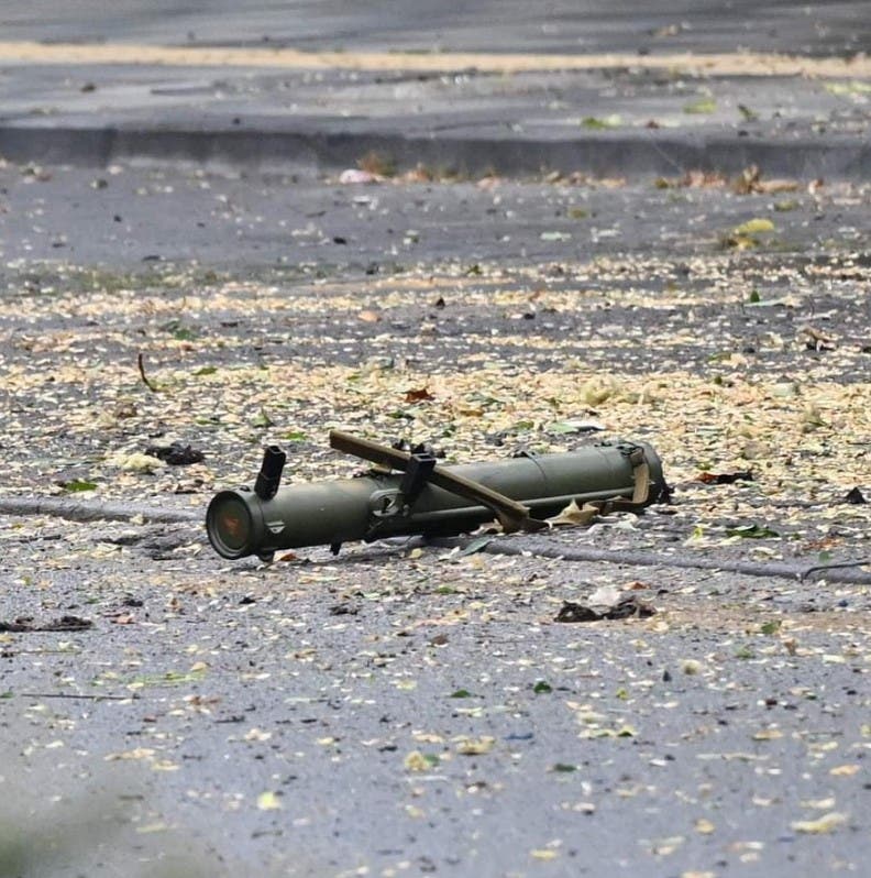 صورة تظهر قاذفة صواريخ في مكان الحادث حسب ما تم تداوله