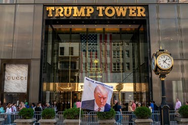 لافتة معلقة على برج ترامب في نيويورك