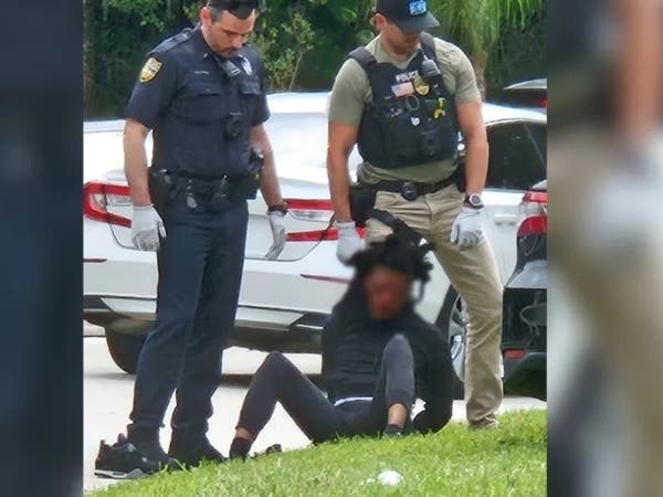 فيديو يثير جدلاً.. رجل أسود ملطخ بالدماء وسط الشرطة بفلوريدا
