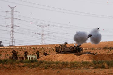 دبابة إسرائيلية بمحيط غزة (رويترز)