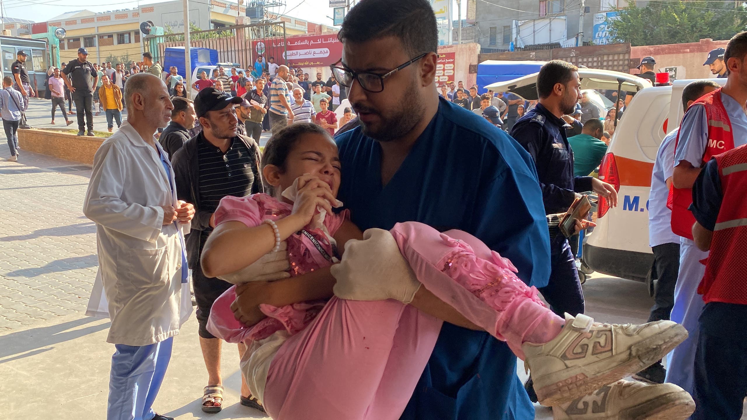مصابون يصلون إحدى مستشفيات غزة (رويترز)