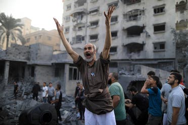 Un palestino grita tras un ataque israelí en Khan Yunis, en el sur de la Franja de Gaza, el 14 de octubre de 2023, mientras los combates entre Israel y el movimiento Hamás continúan por octavo día consecutivo.  (AFP)