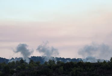El humo se eleva después del bombardeo israelí, visto desde el lado libanés, cerca de la frontera con Israel, en Alma Al-Shaab, sur del Líbano, el 13 de octubre de 2023. (Reuters)