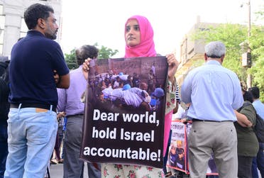 14 اکتوبر 2023 کو کراچی، پاکستان میں فلسطینی ہم منصبوں سے اظہارِ یکجہتی کے لیے احتجاجی مظاہرے کے دوران ایک صحافی نے پلے کارڈ اٹھا رکھا ہے جس پر "پیاری دنیا، اسرائیل کا احتساب کرو!" کےالفاظ درج ہیں۔ (اے این فوٹو)