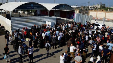 فلسطينيون يحملون جنسية مزدوجة يتجمعون خارج معبر رفح الحدودي مع مصر على أمل الحصول على إذن لمغادرة غزة اليوم - رويترز